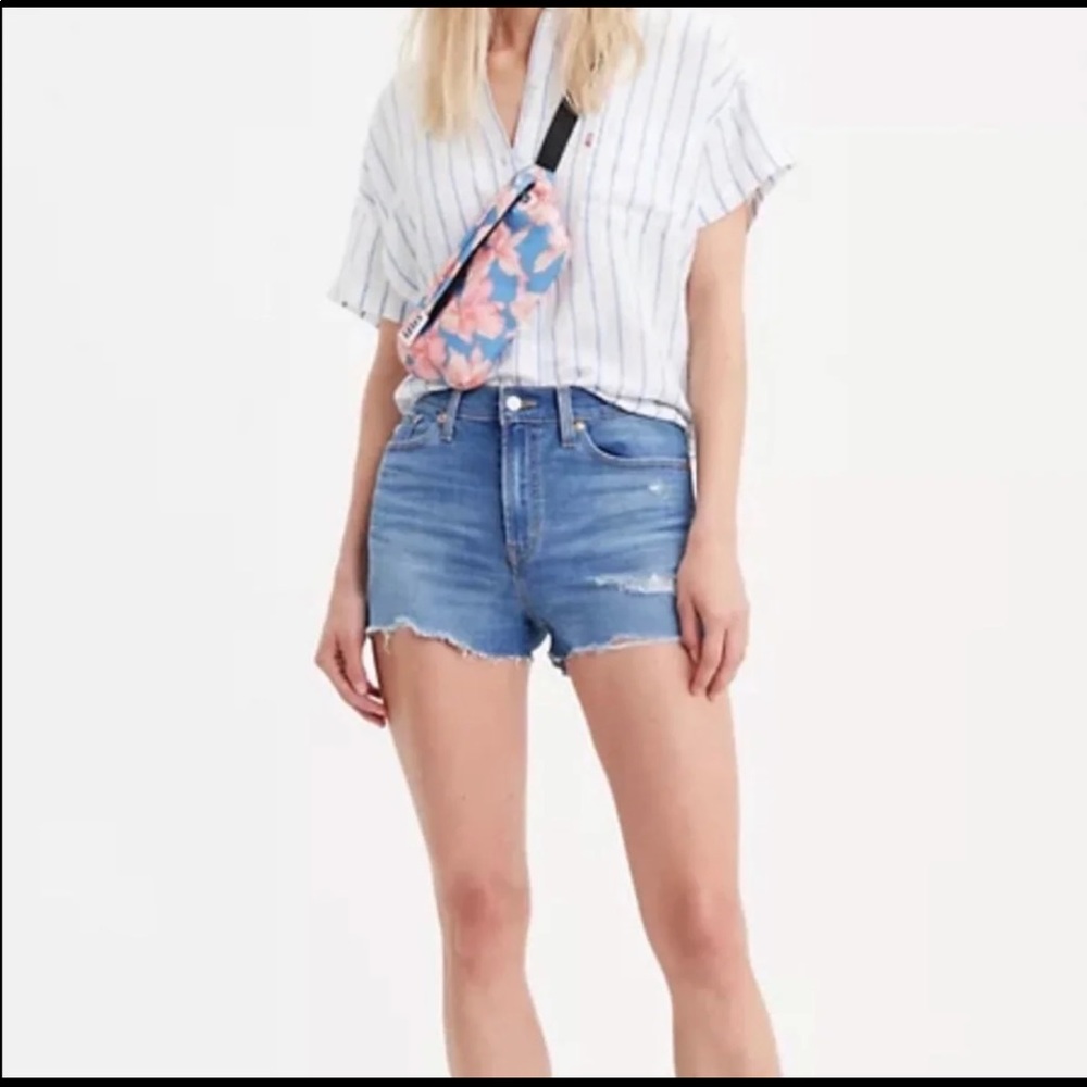 LEVI’S HIGH RISE WOMENS SHORTS